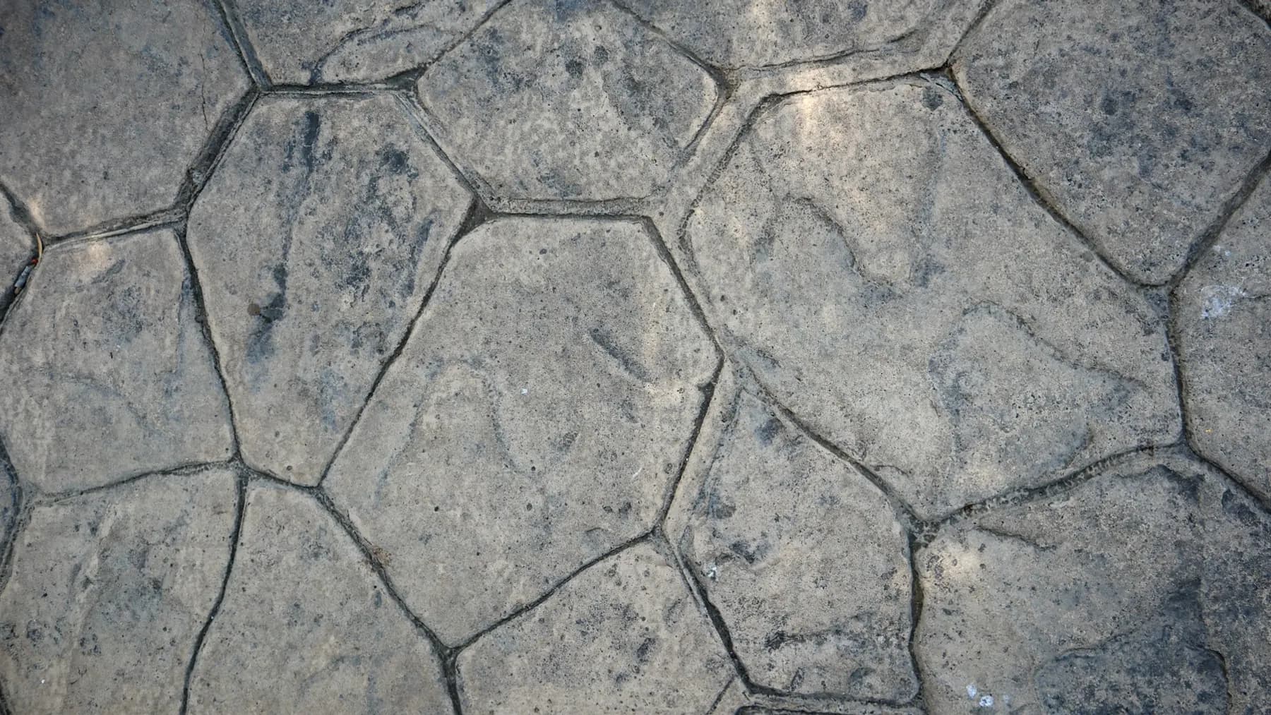 Stamped concrete surface in a flagstone pattern